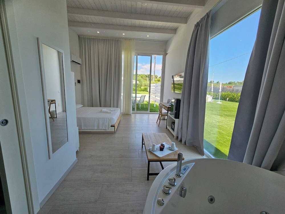 Luxury pool Suites Città Bianca — hotel near Abruzzo Airport