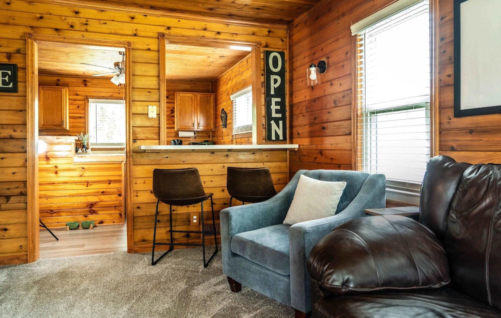 Pet Friendly Lake Geneva Getaway For 6 — Lake Geneva