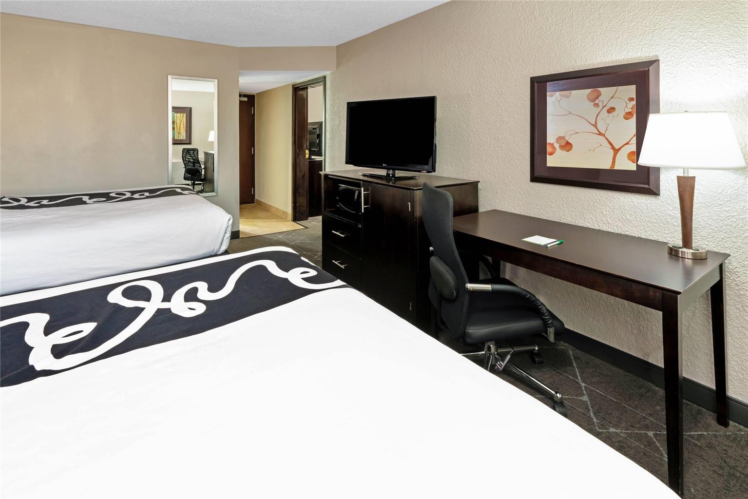 La Quinta Inn & Suites by Wyndham Dallas I 35 Walnut Hill Ln - photo 23