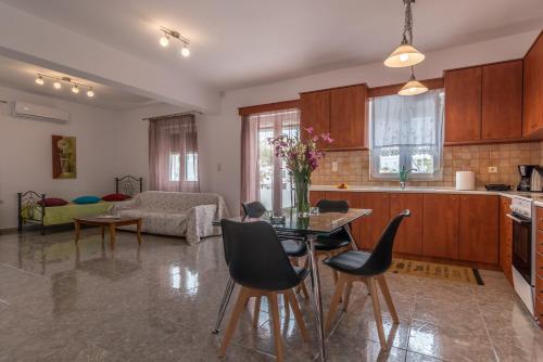 Bougainvillea Home — 4-Star Luxury Hotel in None, Greece