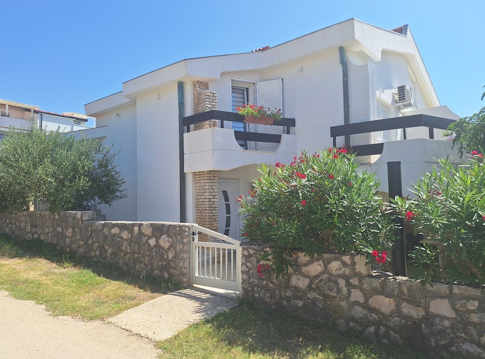 Apartment Seka with Terrace — 4-Star Luxury Hotel in Povljana, Croatia