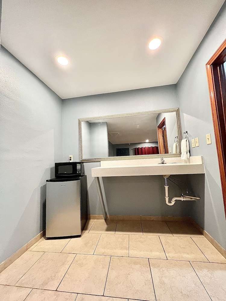 Texas Inn Mcallen - photo 8