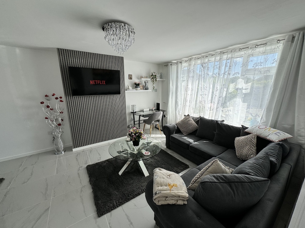 Modern 3 bed Hideaway Near Westgate With Parking