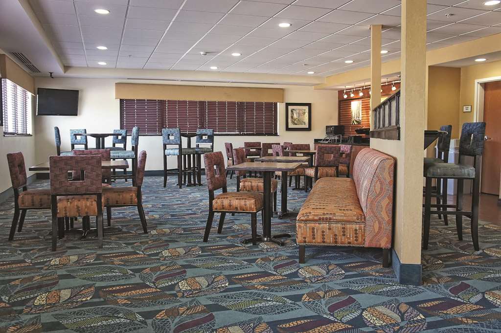 La Quinta Inn & Suites by Wyndham Edmond - photo 38