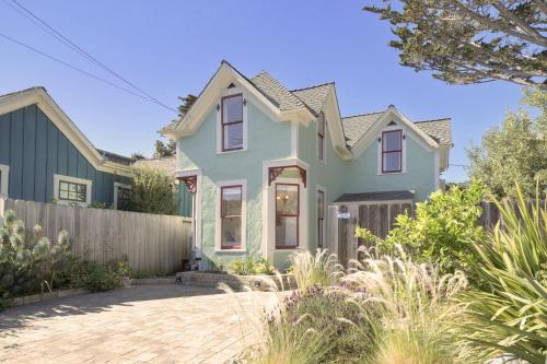 3943 Rad Beach House home — 4-Star Luxury Hotel in Pacific Grove, United States