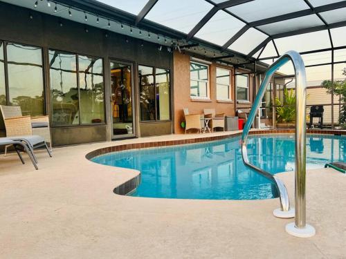 Heated Saltwater Pool Home Minutes to Beach — 4-Star Luxury Hotel in Englewood, United States