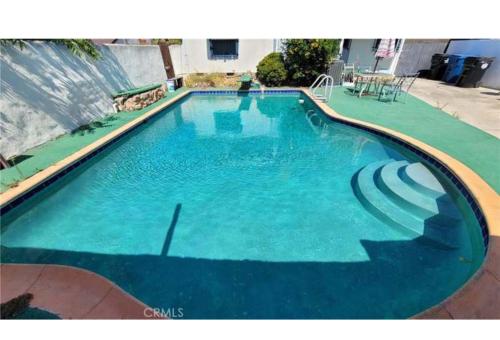 Luxury Master Bedroom with private bathroom walking distance to Sofi Stadium KIA Forum and Intuit Dome also only train stop away from LAX airport Perfect place for tourists and event attendees — 4-Star Luxury Hotel in Inglewood, United States