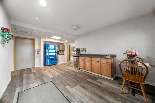 Executive Inn Cass City - photo 22