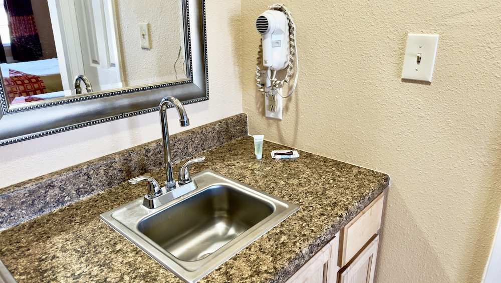 Regency Inn Hondo - photo 15