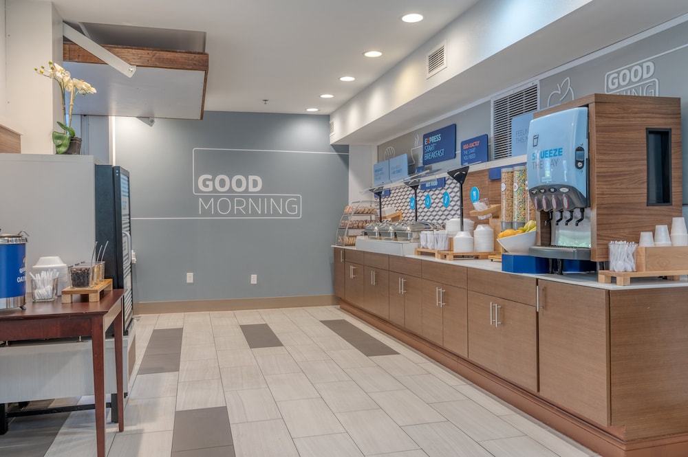 Holiday Inn Express & Suites Thornburg S. Fredericksburg by IHG - photo 42