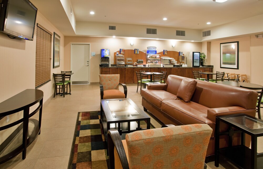 Holiday Inn Express & Suites Topeka North by IHG - photo 14