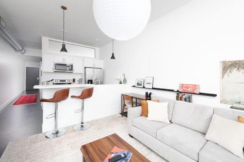 Flexhome Skywalk to Fiserv U4 with Rooftop Gym Parking — 4-Star Luxury Hotel in Milwaukee, United States