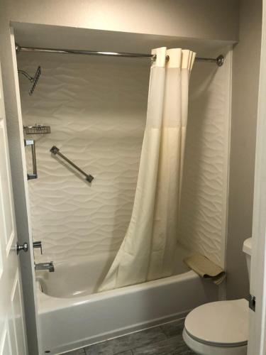 Diboll Inn & Suites - photo 11