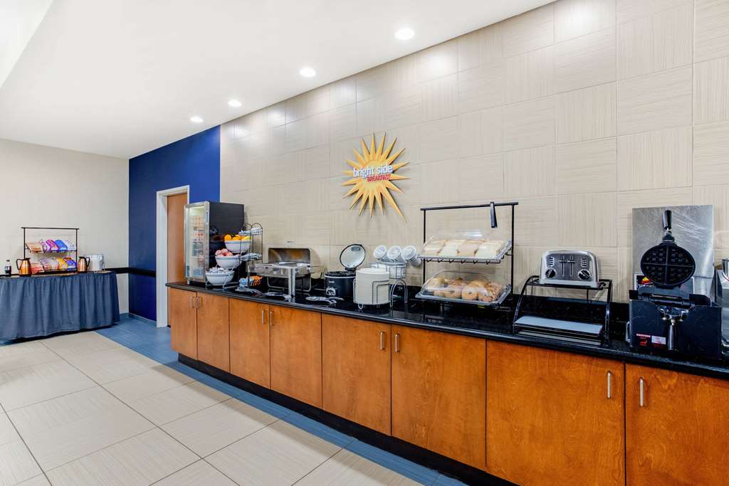 La Quinta Inn & Suites Indianapolis Airport West - photo 28