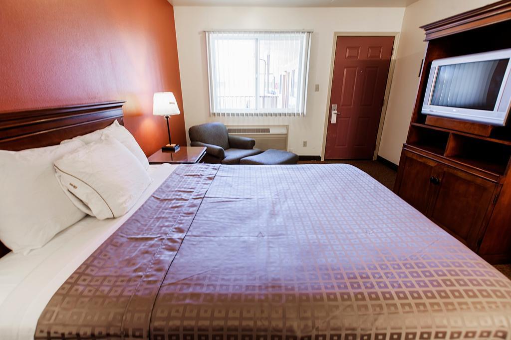 Americas Best Value Airport Inn - photo 11