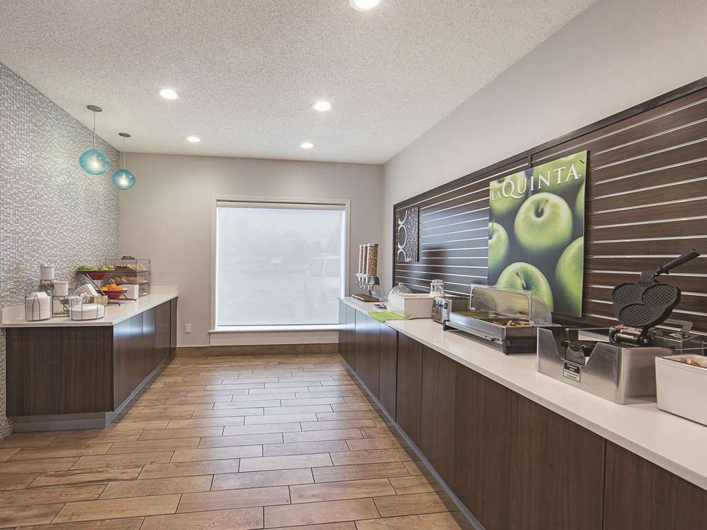 La Quinta Inn & Suites by Wyndham Central Point Medford - photo 41