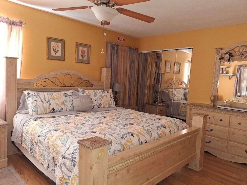 Three Sisters Cottages — 4-Star Luxury Hotel in Crystal River, United States