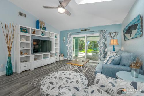Dog Friendly Home wPrivate Fenced Yard Garage & Fire Pit STEPS to the Beach — 4-Star Luxury Hotel in New Smyrna Beach, United States