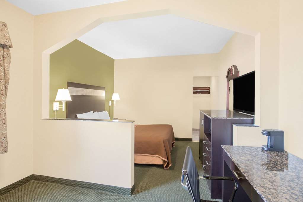 Howard Johnson by Wyndham North Bergen - photo 10