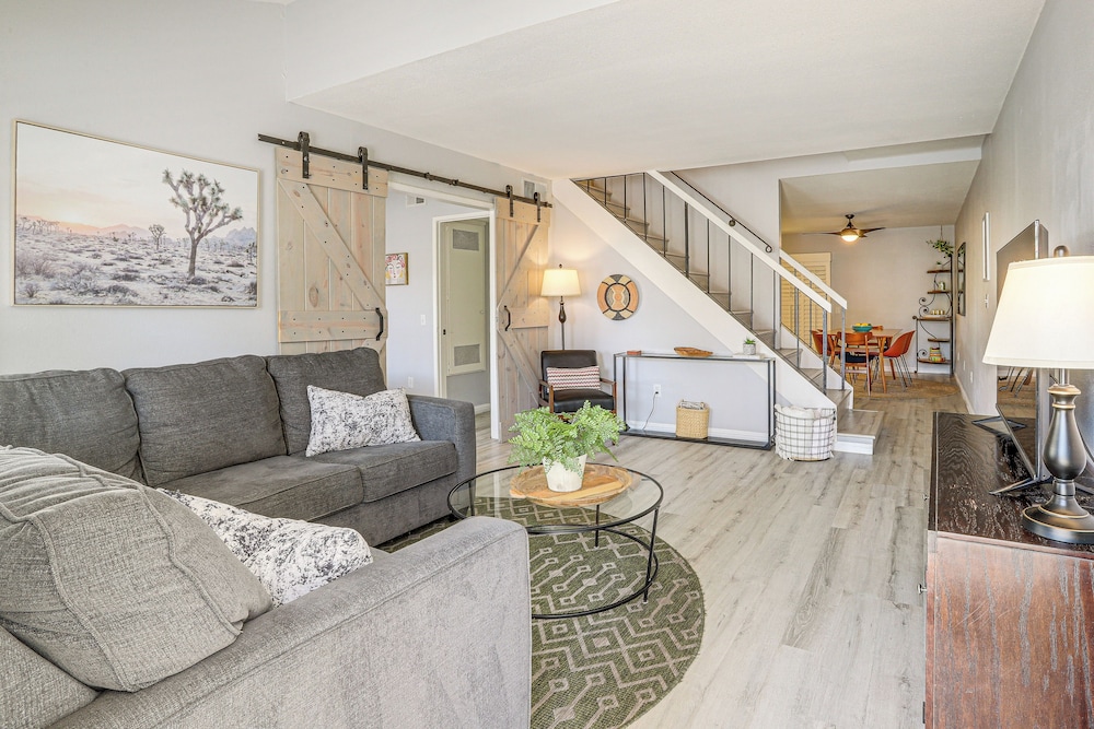 Pool Access & Mtn Views: Palm Springs Retreat — 4-Star Luxury Hotel in Palm Springs, United States