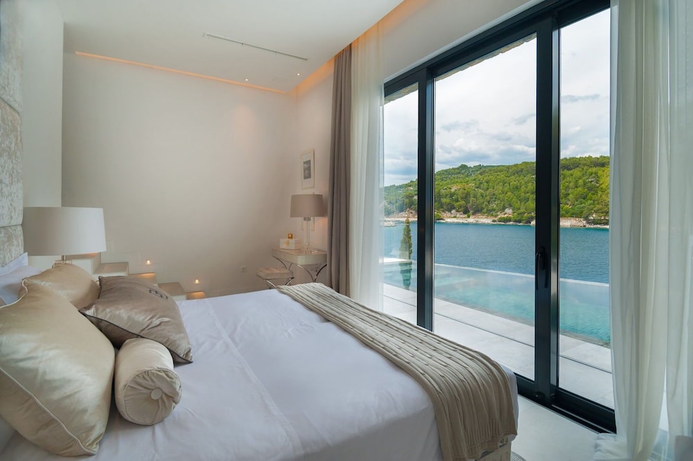 Luxury Villa Silent with Infinity Pool — Selca — photo 3