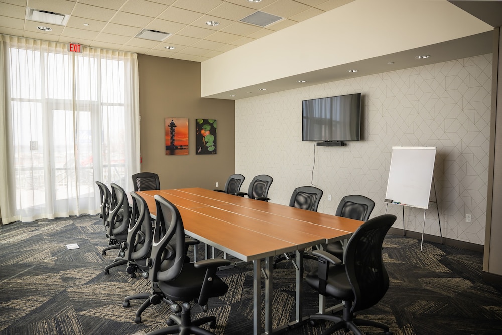 Hampton Inn & Suites Erie Bayfront - photo 49