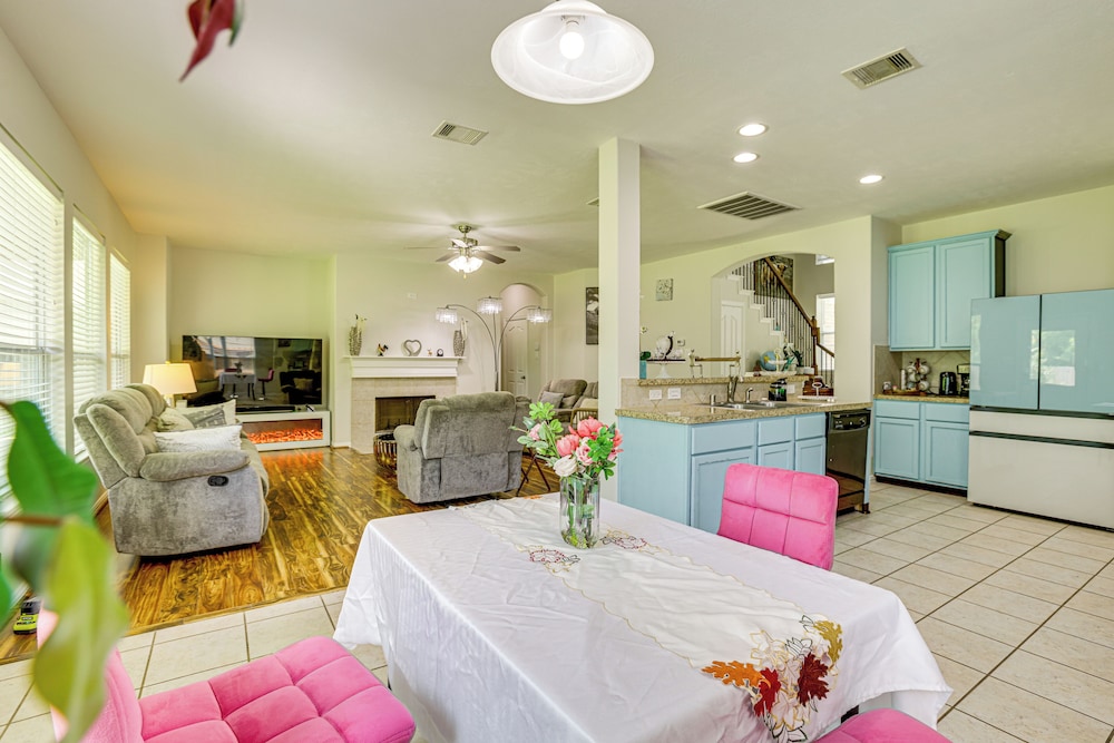 Group ready Getaway in North Houston — hotel near George Bush Intercontinental Airport