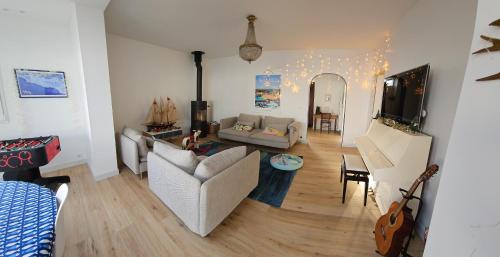 Deux maisons reunis par le jardin et sa cabine de plage à 8min à pieds des plages et de l'océan — hotel in Batz-Sur-Mer