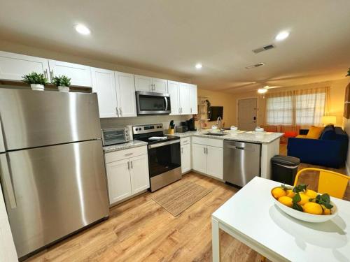 NEW Gorgeous Sunshine 2BD 1BA Private Fenced Backyard — hotel in Port Orange