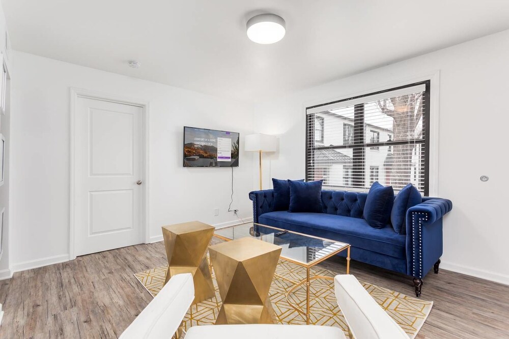 8 Bedrooms Comprised of 4 2BR Suites by Domio - photo 43