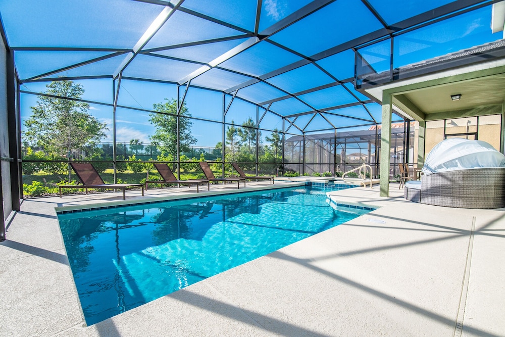 5 Bedroom 4 Bathroom Villa — 4-Star Luxury Hotel in Davenport, United States
