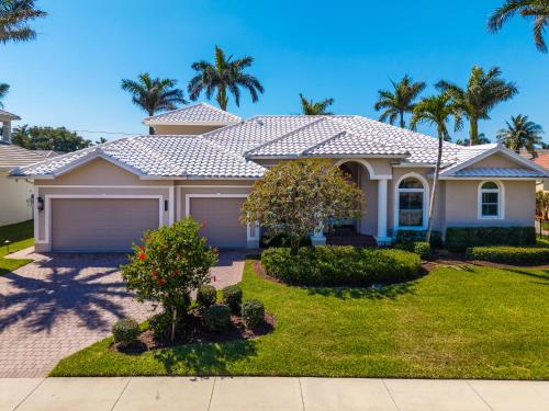 New Listing Updated Waterfront I Walk to Beach in Marco Island, United States
