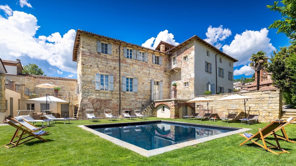Palazzo Pozzo Bonelli 14 Emma Villas — 4-Star Luxury Hotel in Ottiglio, Italy