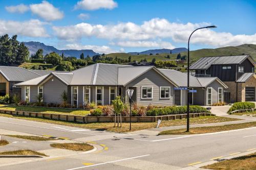 Remarkable Mountain View 4 Bedroom Home — 4-Star Luxury Hotel in Queenstown, New Zealand