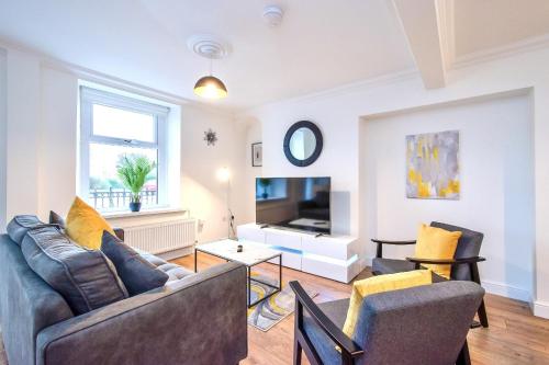 Casa One Hundred A Beautiful 4 Bed House on the Beach Front — 4-Star Luxury Hotel in Swansea, United Kingdom