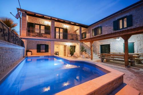 MY DALMATIA Authentic Villa Vita with private swimming pool — 4-Star Luxury Hotel in Benkovac, Croatia