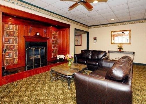 Econo Lodge Inn Suites — Augusta
