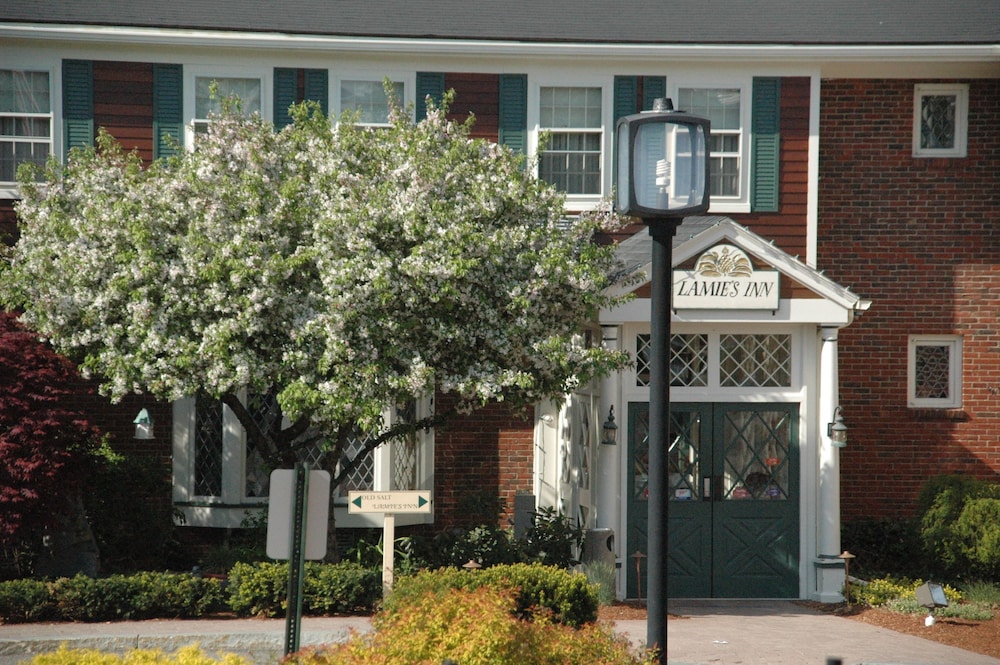 Lamie S Inn And The Old Salt Restaurant — Hampton