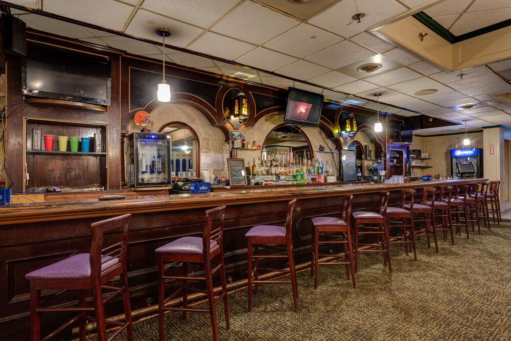 University Hotel & Suites - photo 30