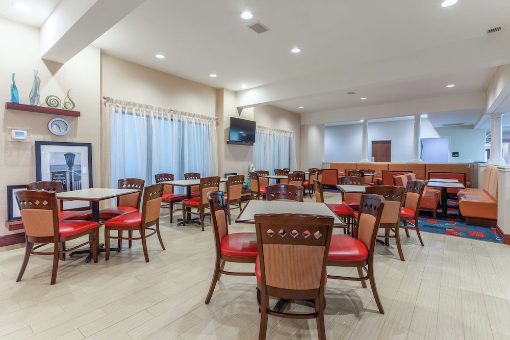 Hampton Inn Jefferson City at Capital Mall - photo 19