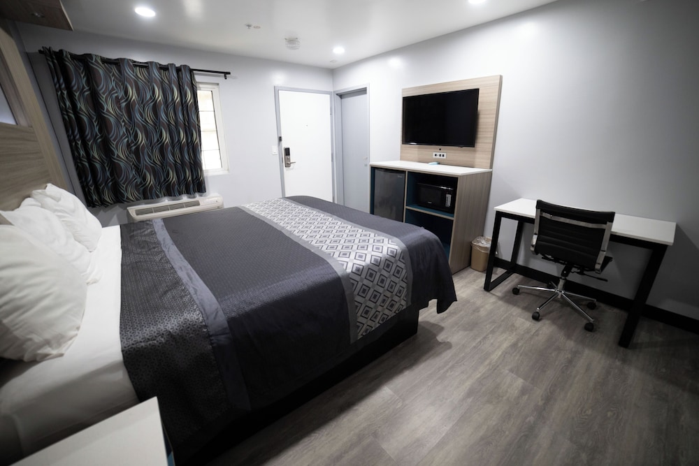 Express Inn & Suites - photo 9