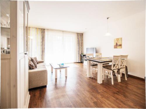 Dünenpark Binz Komfortplus Ferienwohnung mit 1 Schlafzimmer und Terrasse im Erdgeschoss 099 — 4-Star Luxury Hotel in Ostseebad Binz, Germany