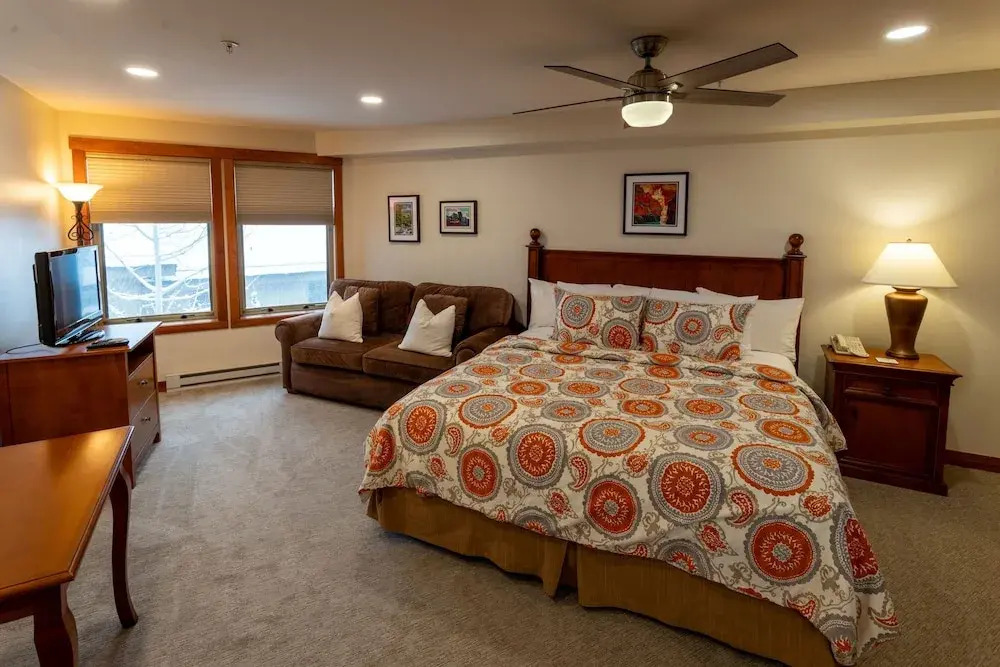 1311b King Standard Eagle Springs West Hotel Room — Mount Carmel