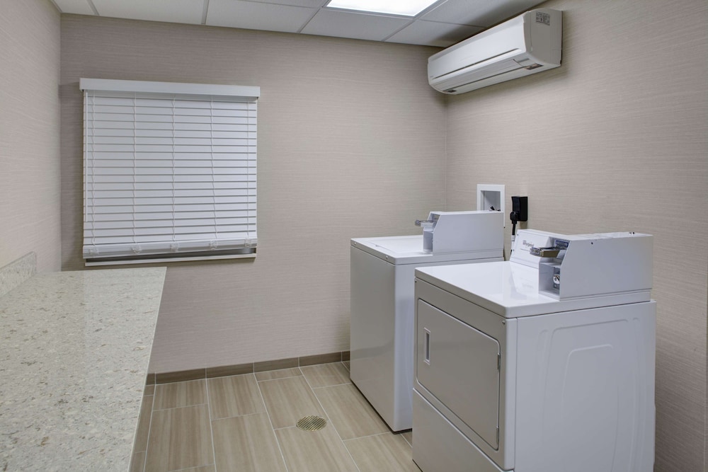Hampton Inn and Suites Manchester - photo 31