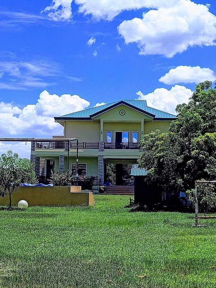 Elenem Resort — hotel in Magalang