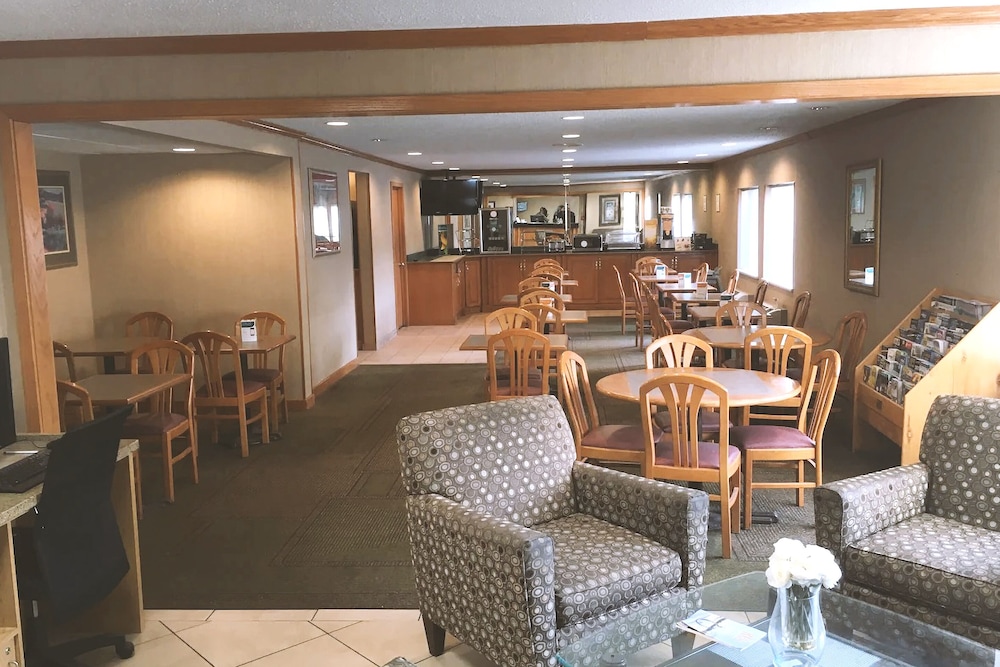 Norwood Inn & Suites Milwaukee - photo 36