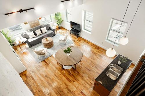 Soaring 2BR Parkside Loft Walkable to it All — 4-Star Luxury Hotel in Cincinnati, United States