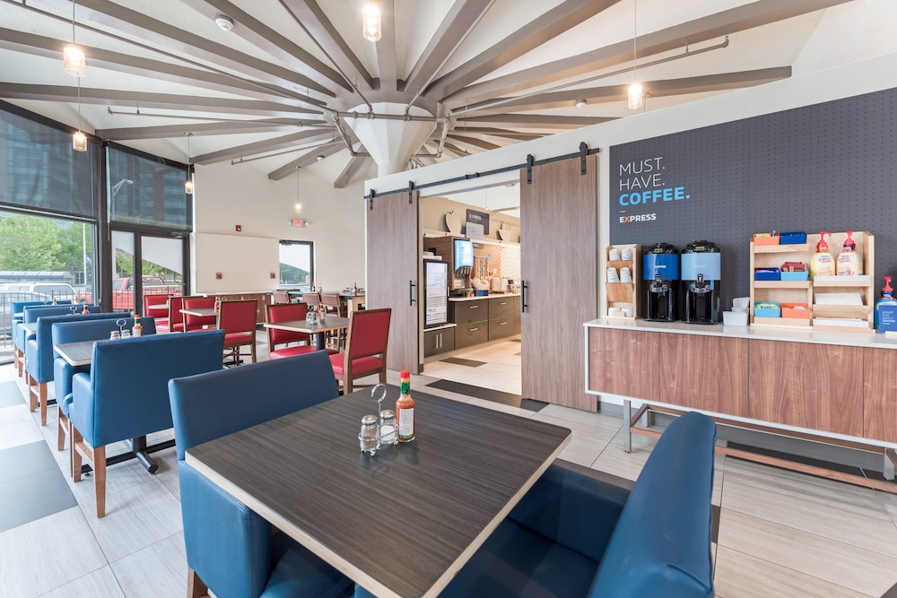 Holiday Inn Express Columbus Downtown by IHG - photo 48