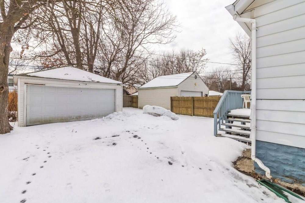 Automaniac Spot in the Heart of Pontiac 3 Beds 2 Baths - photo 32