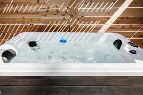 Modern Lux King Suite cozy Hot tub & Central Omaha — 4-Star Luxury Hotel in Omaha, United States